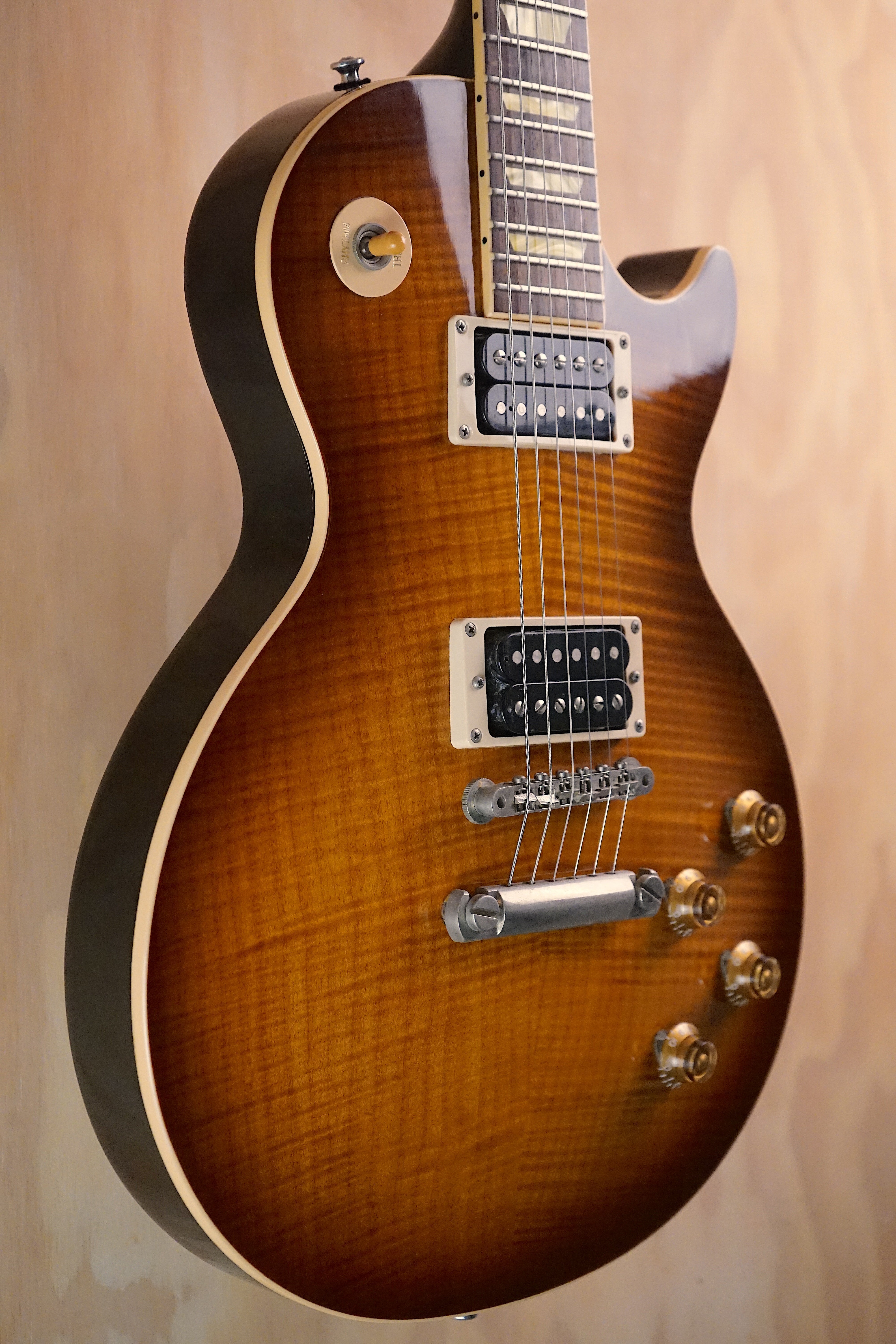 2001 Gibson Les Paul Classic Premium Plus Honey Burst, (Used, Comm)