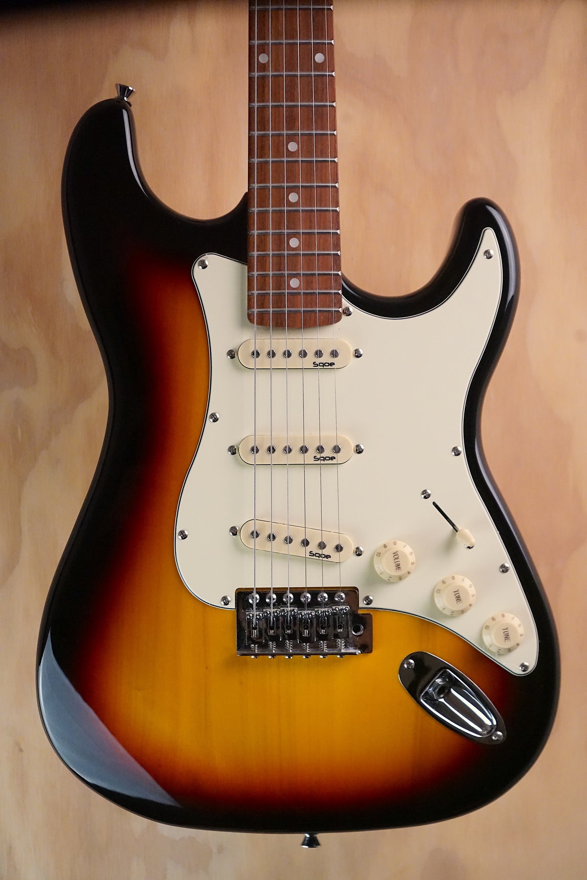 SQOE SEST200 SSS S-Style Electric Guitar Sunburst, (Used)