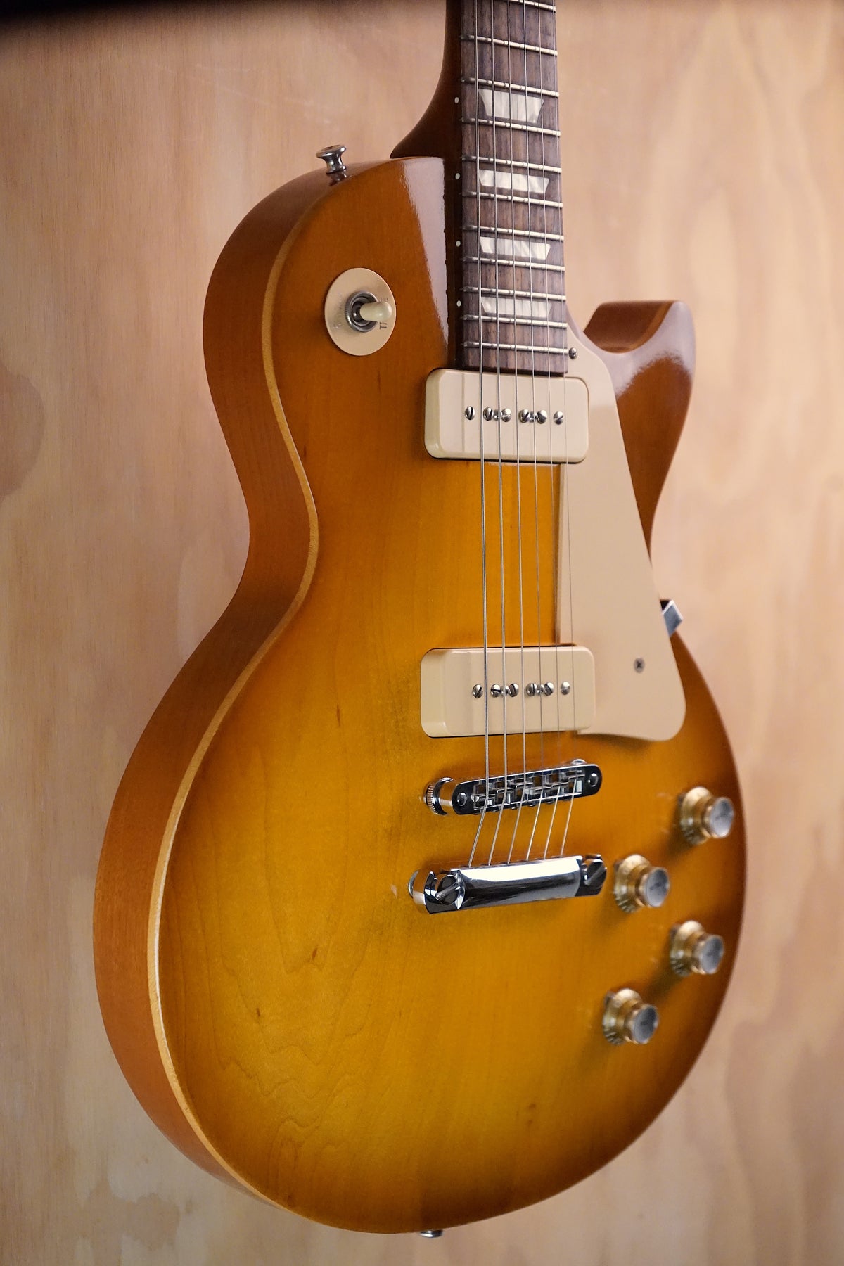 Gibson USA Les Paul '60s Tribute Satin Honey Burst, (Used)