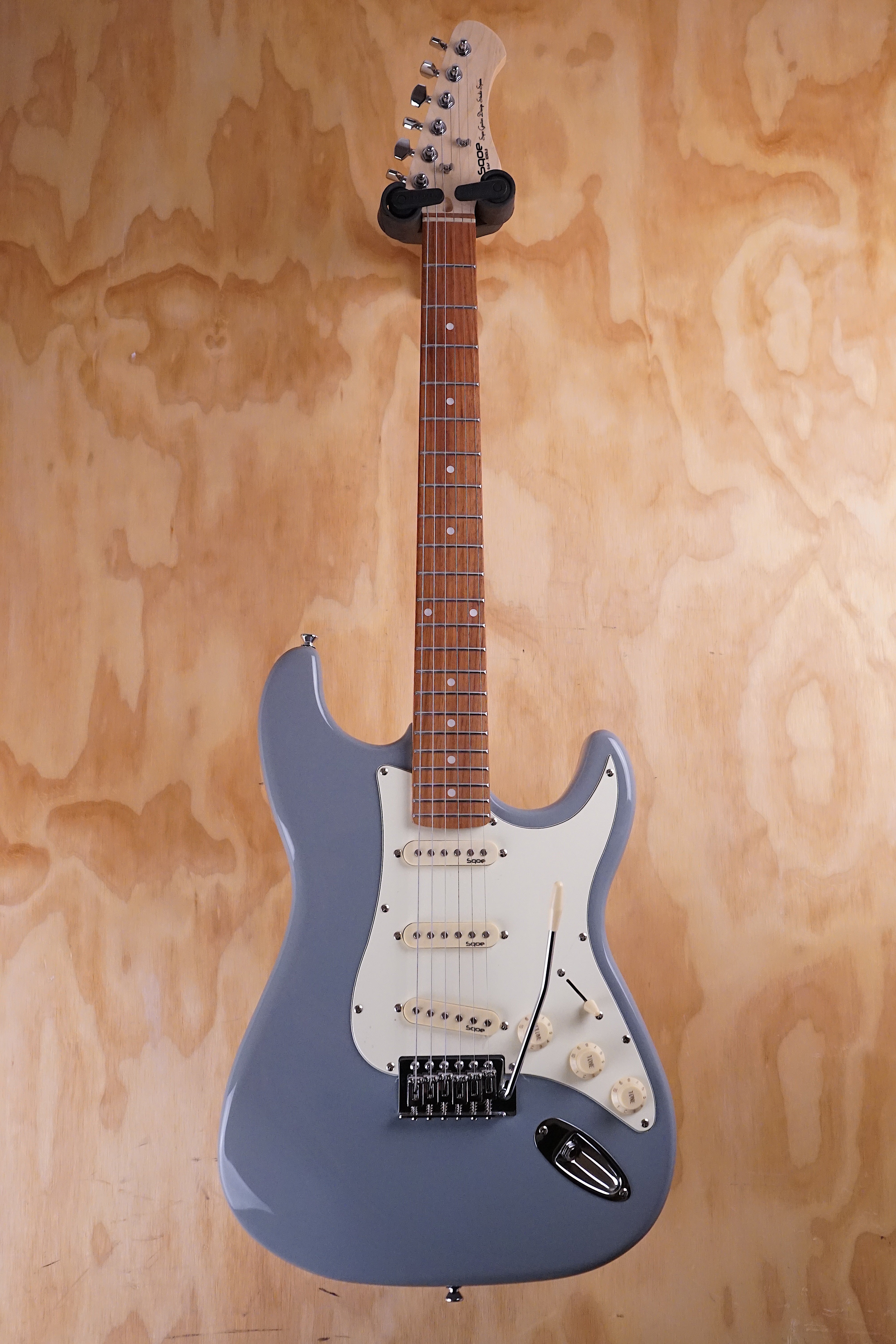 SQOE SEST200 SSS S-Style Electric Guitar Silver - Fair Deal Music