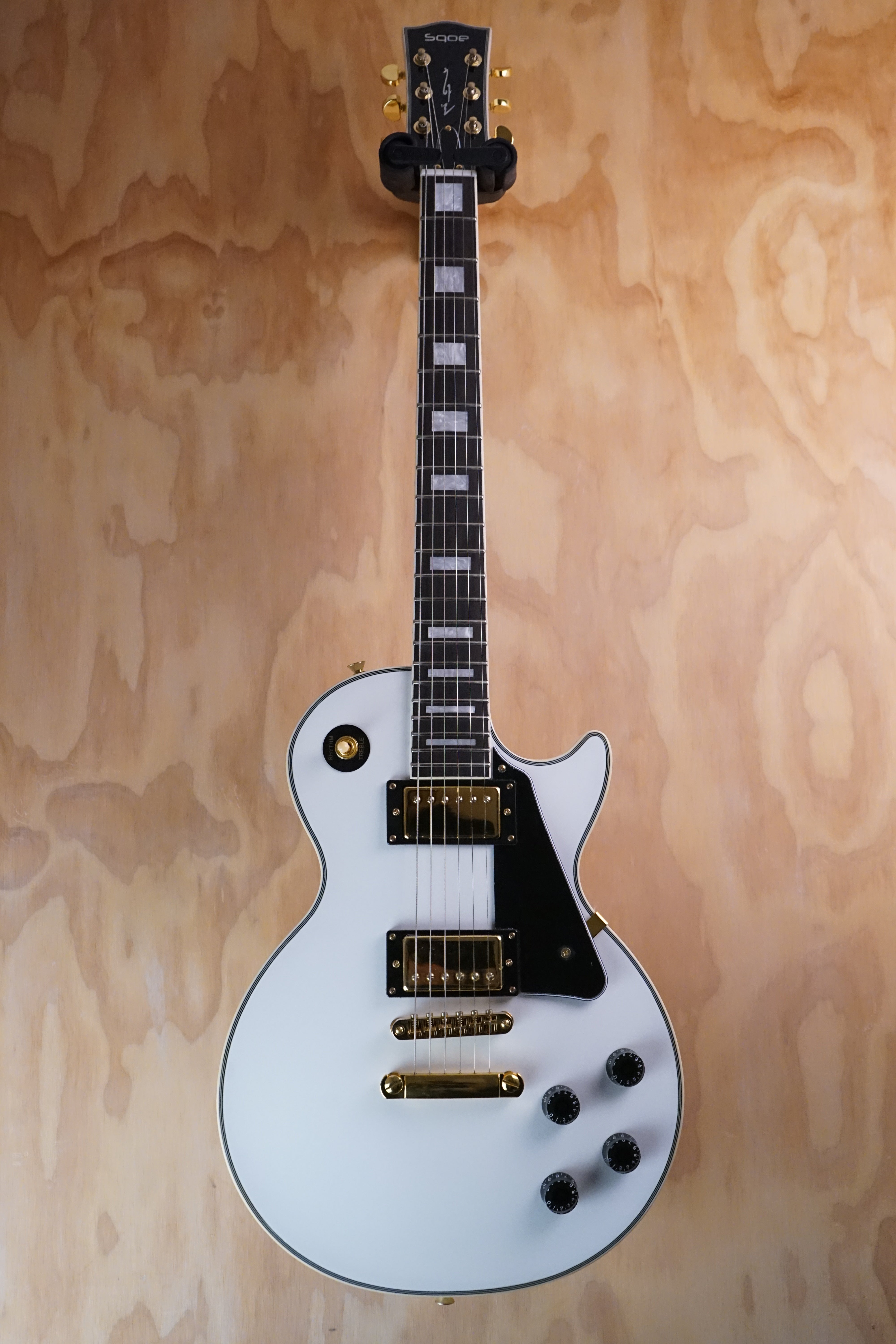 SQOE SELP300 LP Custom Style Guitar in White - Fair Deal Music