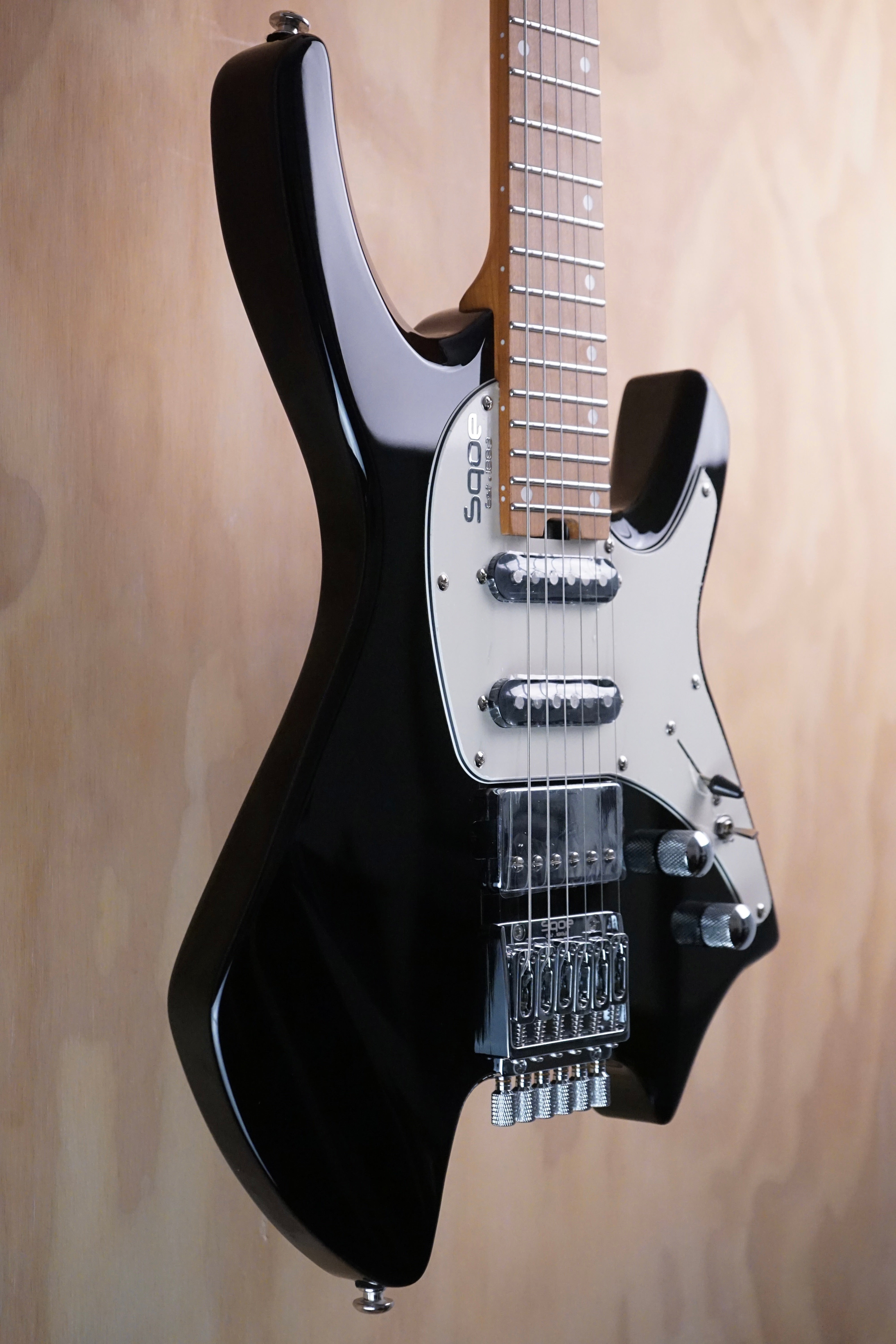 SQOE SEWT700 Headless Electric Guitar in Black - Fair Deal Music