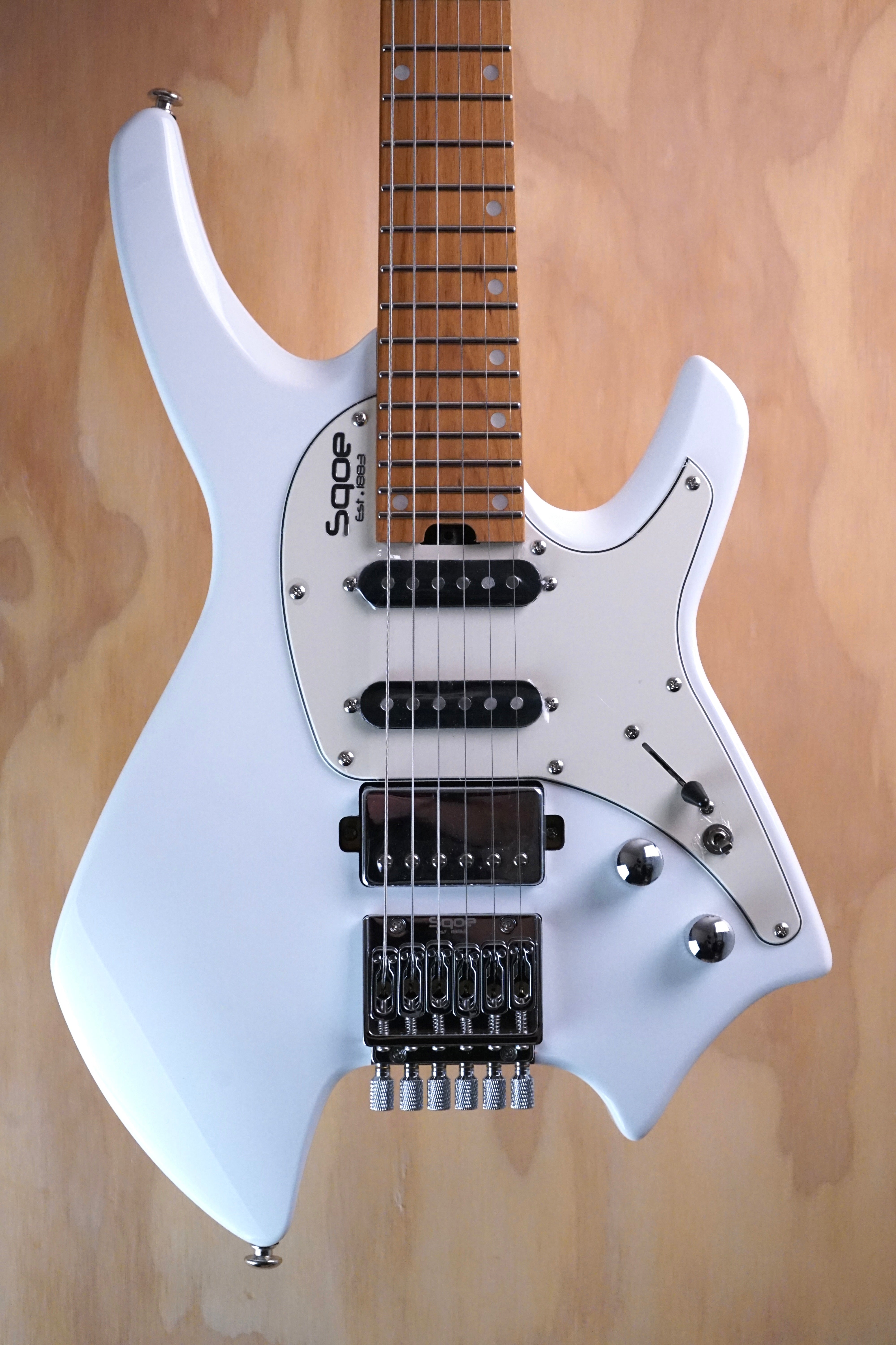 SQOE SEWT700 Headless Electric Guitar in White - Fair Deal Music