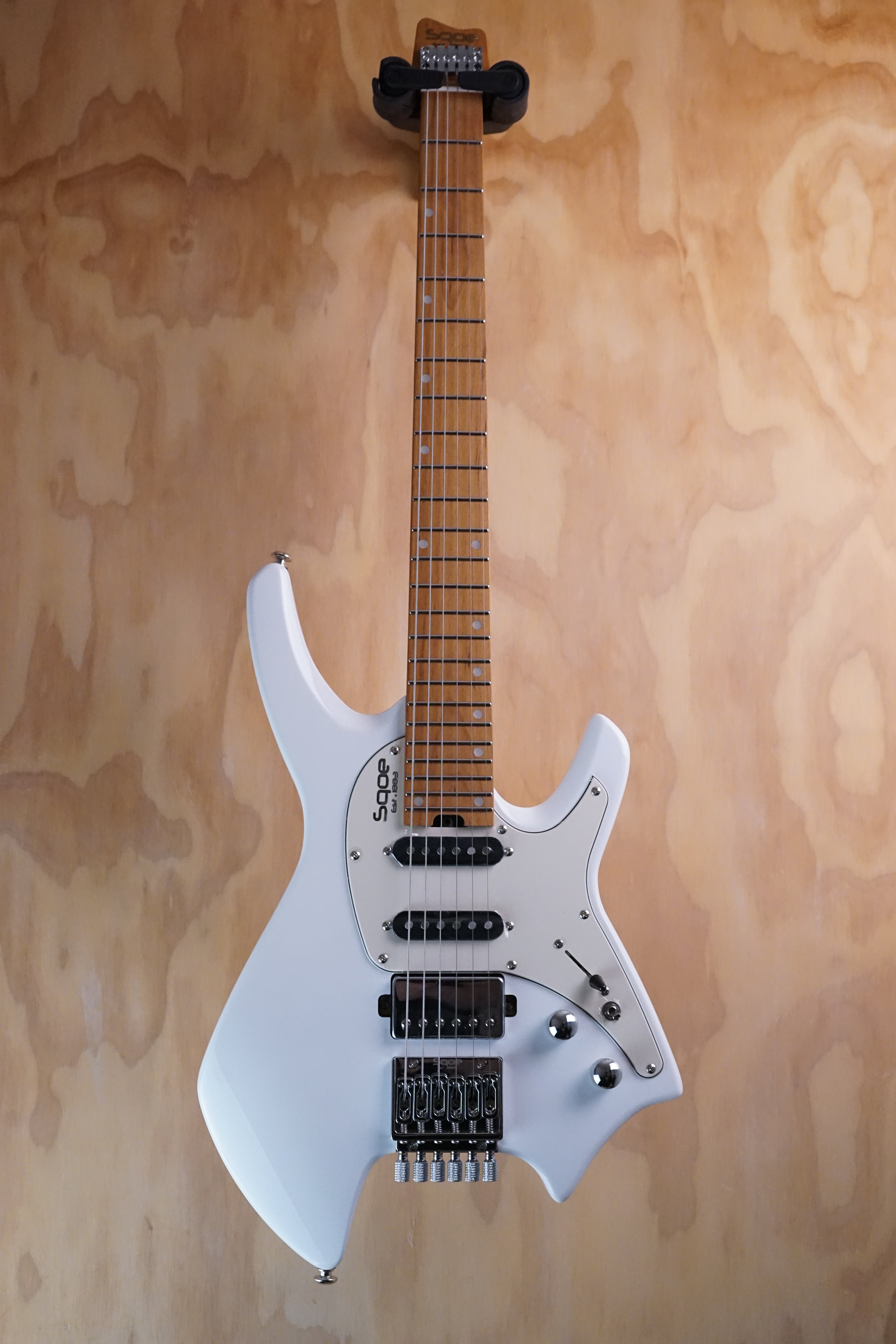 SQOE SEWT700 Headless Electric Guitar in White - Fair Deal Music