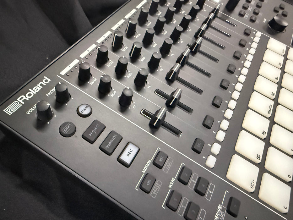 Roland MC-707 Groovebox Drum Machine, Sampler and Sequencer (Used) Z6K2699