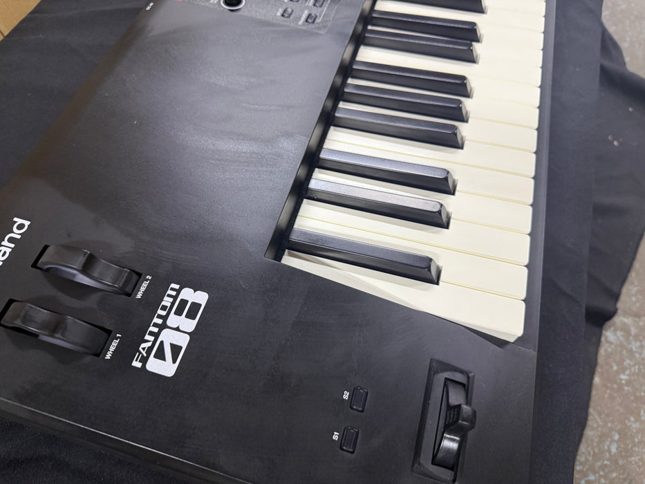 Roland FANTOM-08 Synthesizer Keyboard Workstation (88 keys), Used Z1N0773 - Fair Deal Music