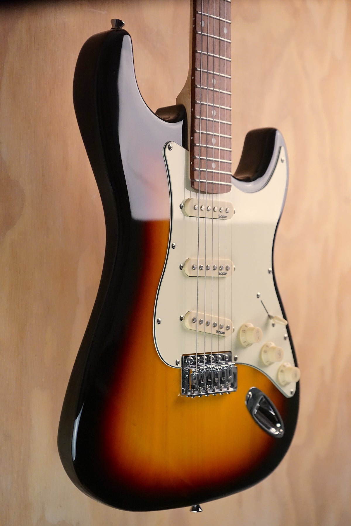SQOE SEST200 SSS S-Style Electric Guitar Sunburst, (Used)