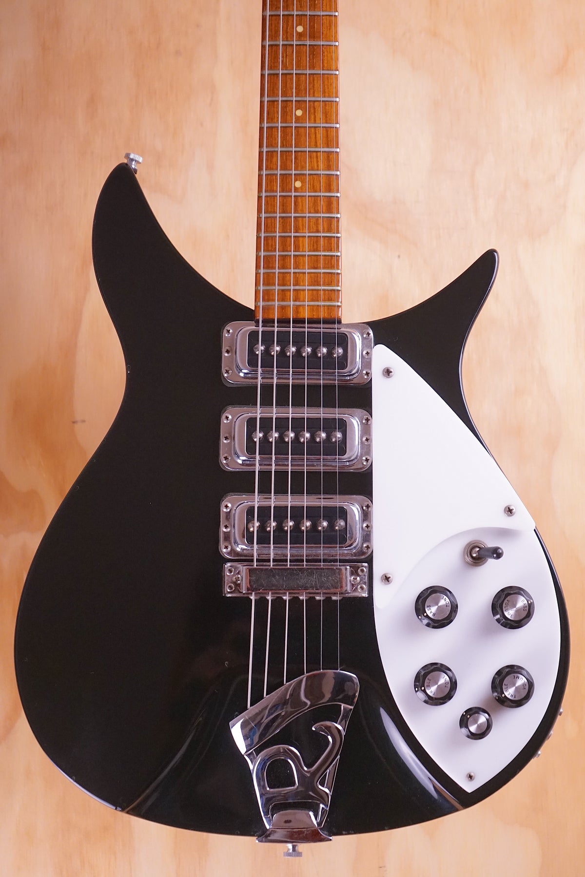 Rickenbacker 320 12弦 1985 Rickenbacker 320, Jetglo, (Used) — Fair Deal Music