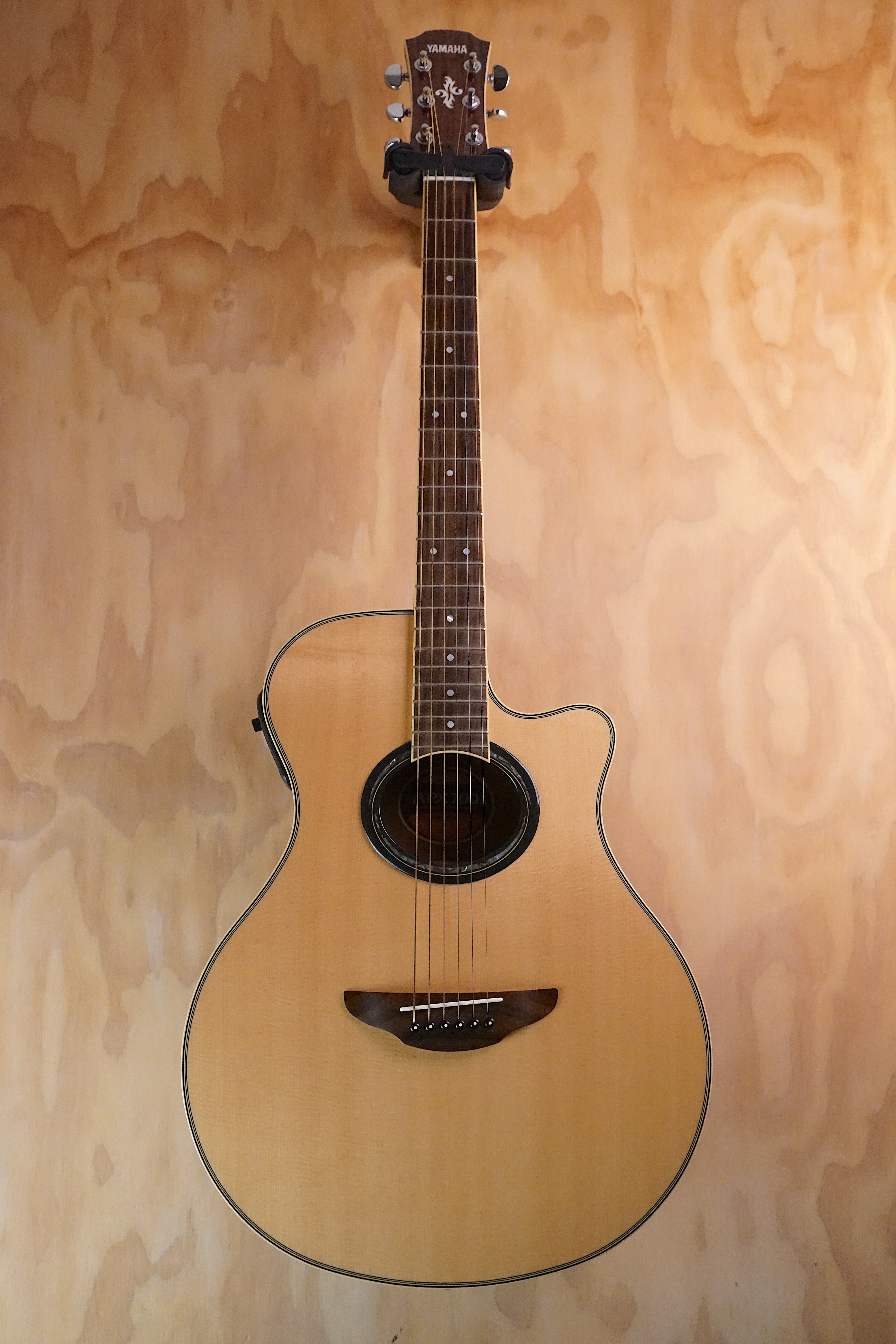 Yamaha APX700 Natural Electro-Acoustic Guitar, (Used, Comm)