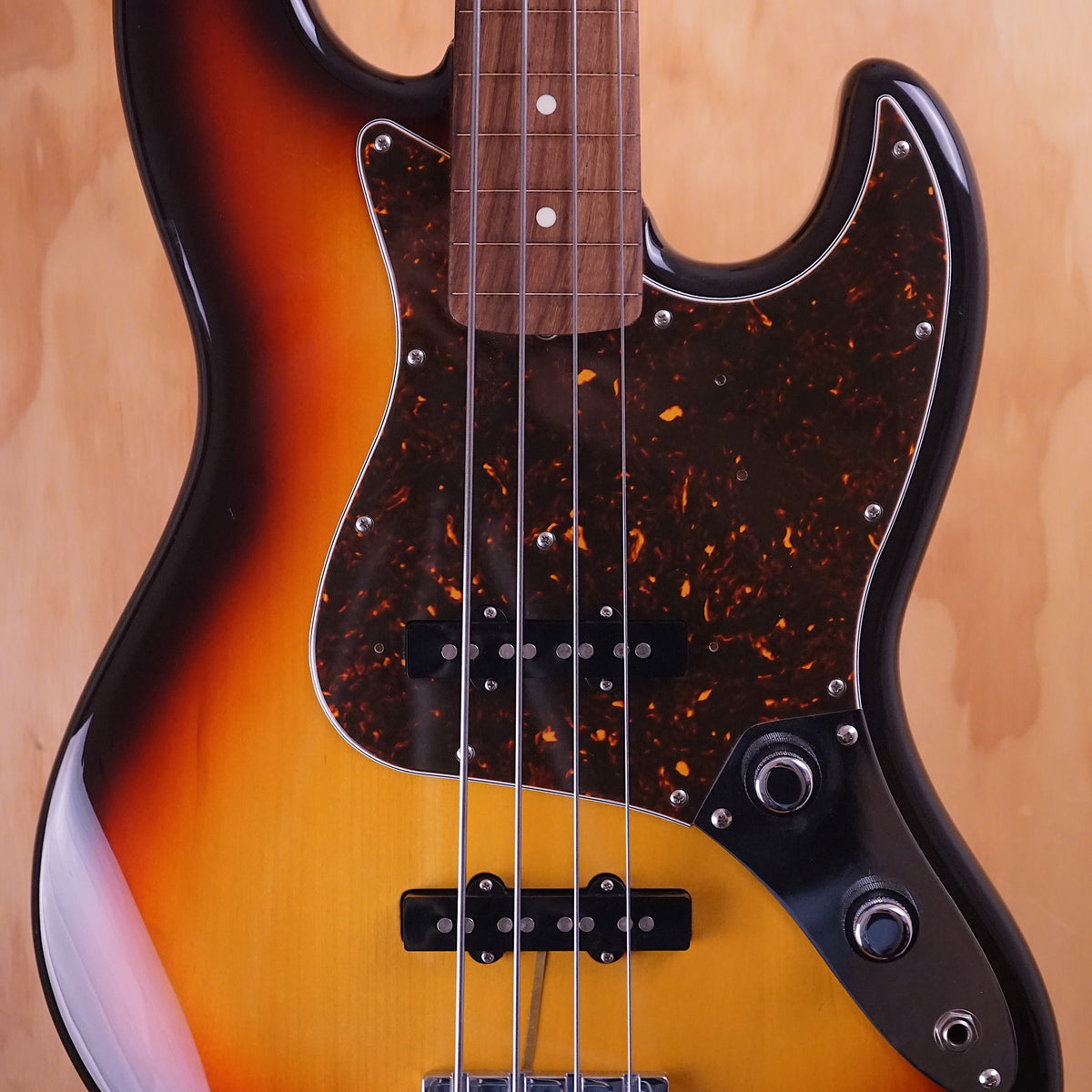 Fender MIJ Traditional '60s Jazz Bass in 3-Colour Sunburst