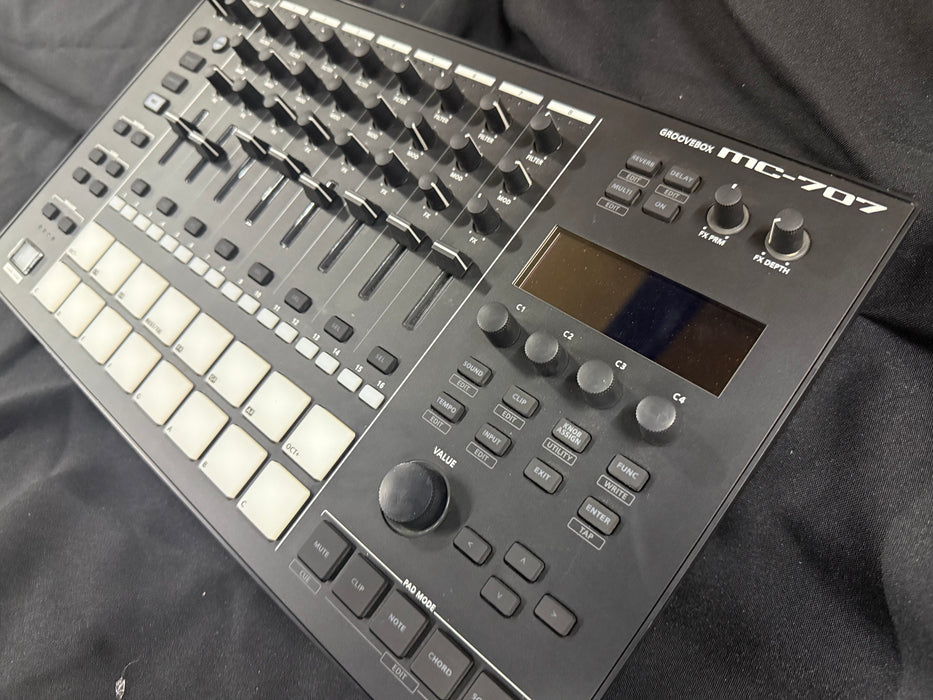 Roland MC-707 Groovebox Drum Machine, Sampler and Sequencer (Used) Z6K2699