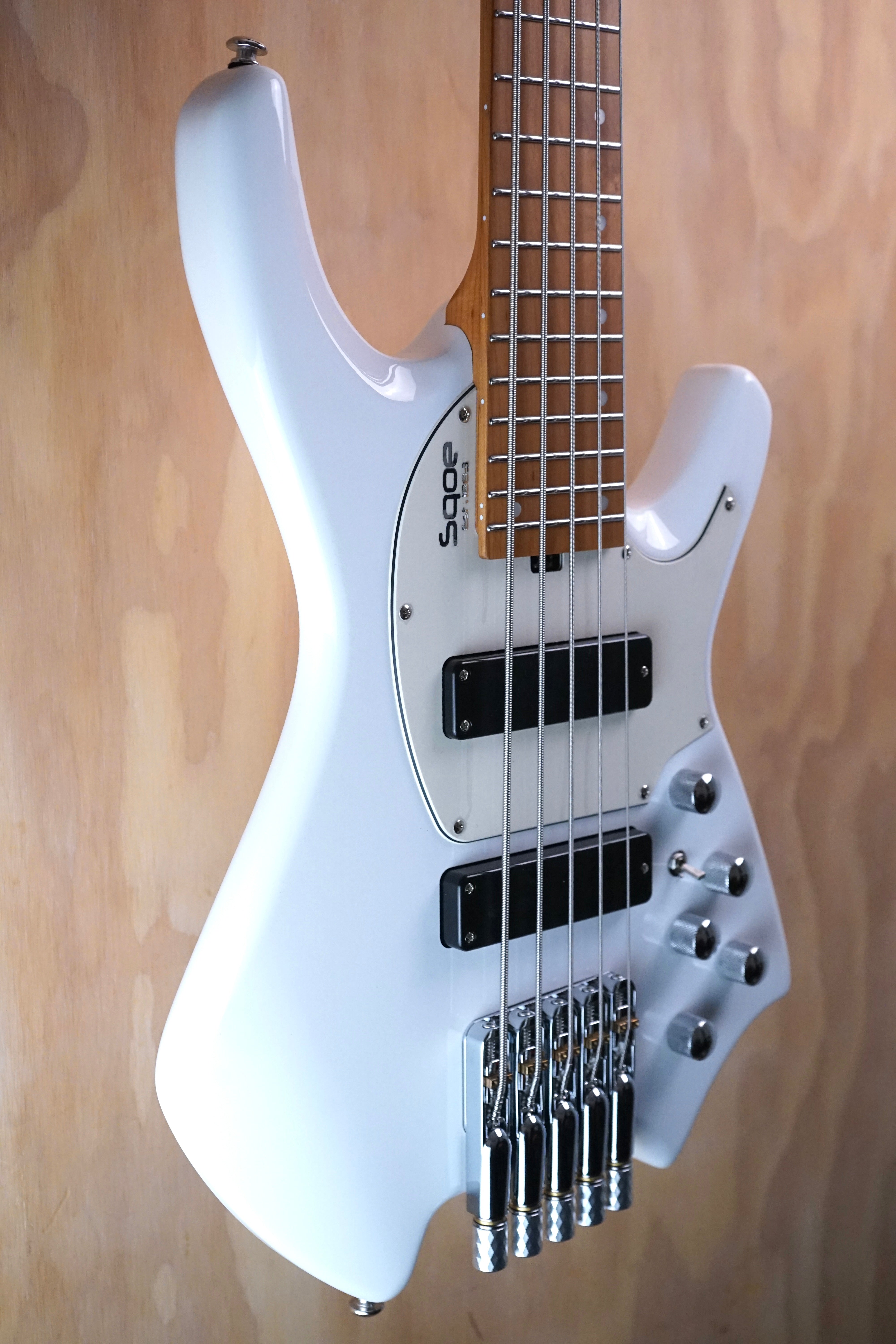 SQOE SBWT750 Headless 5-String Bass in White - Fair Deal Music