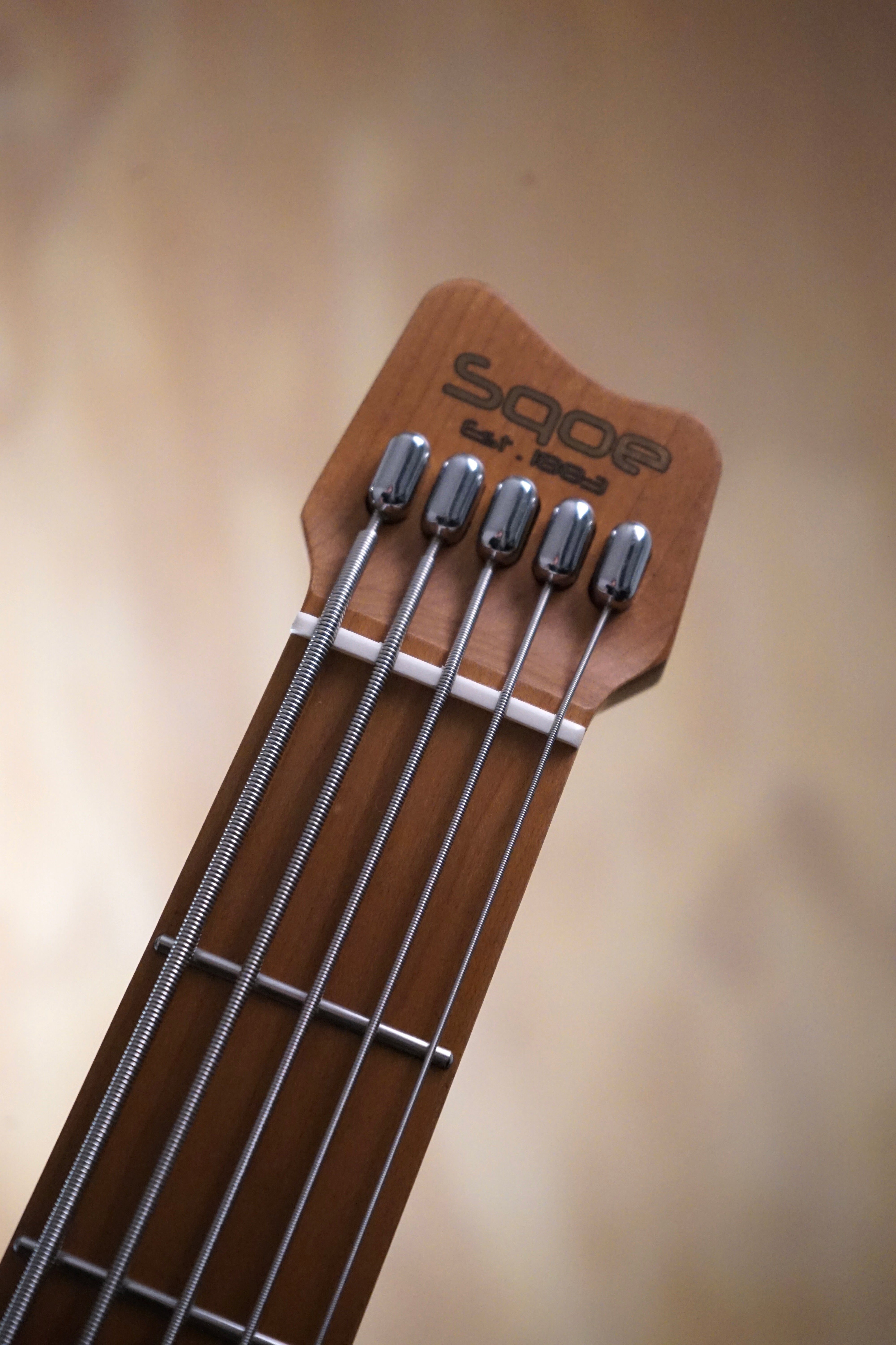 SQOE SBWT750 Headless 5-String Bass in White - Fair Deal Music