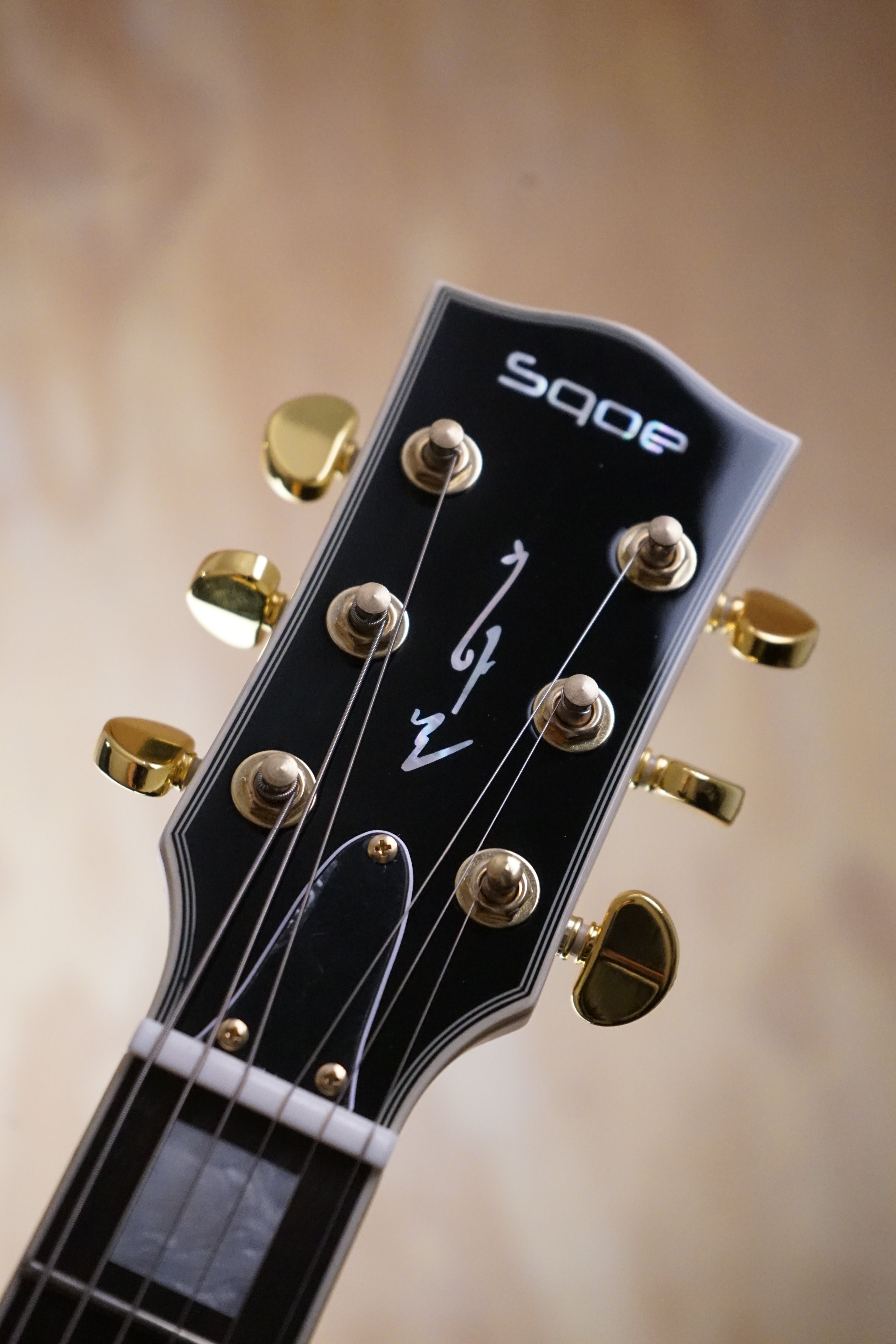 SQOE SELP300 LP Custom Style Guitar in White - Fair Deal Music