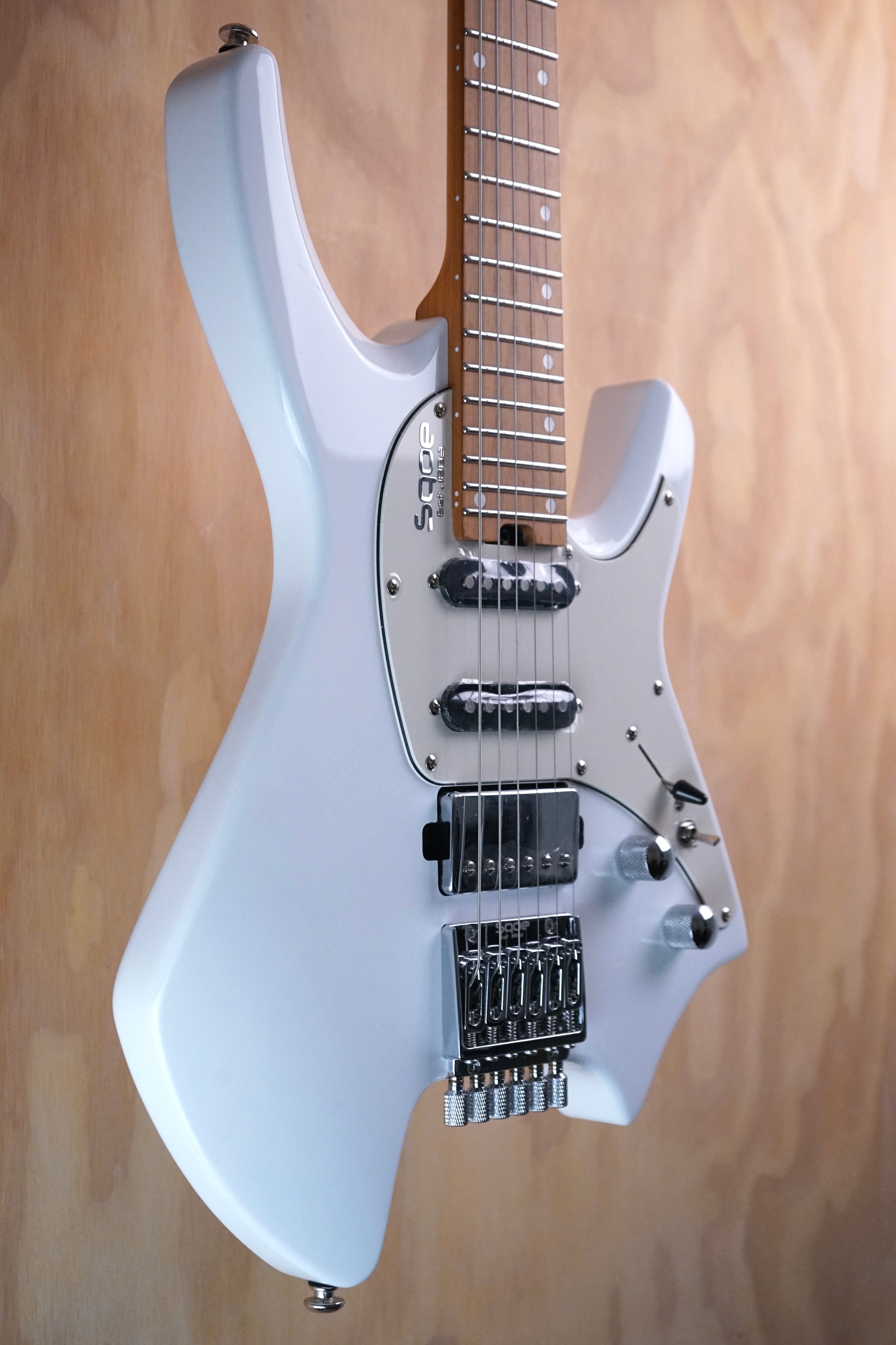 SQOE SEWT700 Headless Electric Guitar in White - Fair Deal Music